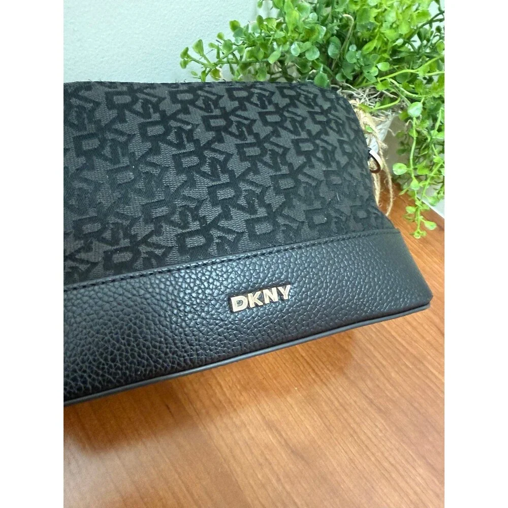 DKNY BLACK SMALL MEDIUM CROSSBODY PURSE BRYANT DOME $148 EUC